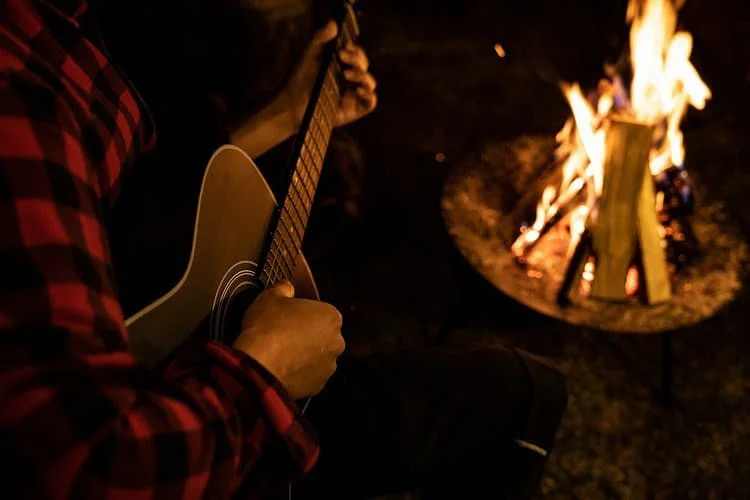 Glamping villa hanz_gallery_GuitarBonfire