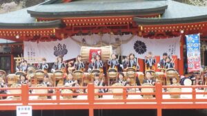 富士山を背景に和太鼓を演奏する富士山火焔太鼓のメンバー（ハンズアウトドアリゾート河口湖）
