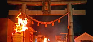 吉田の火祭り 鳥居と大松明