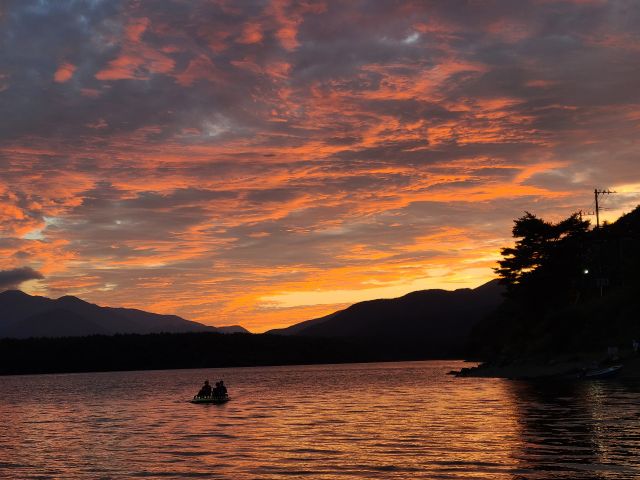 夕焼けの湖上を進むペダルカヤック