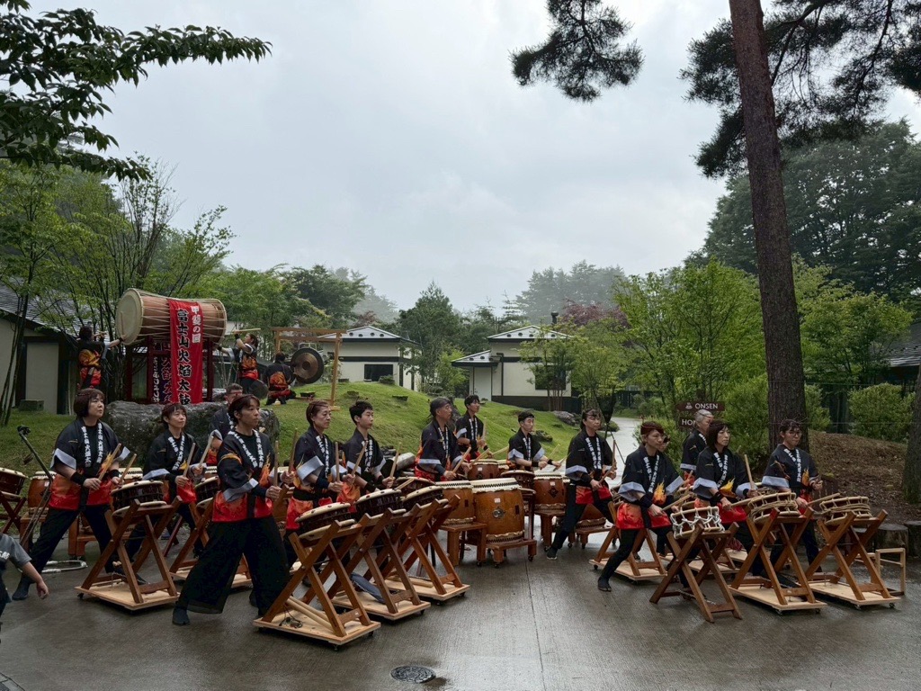 太鼓を運びながら入場する富士山火焔太鼓の演奏者たち
