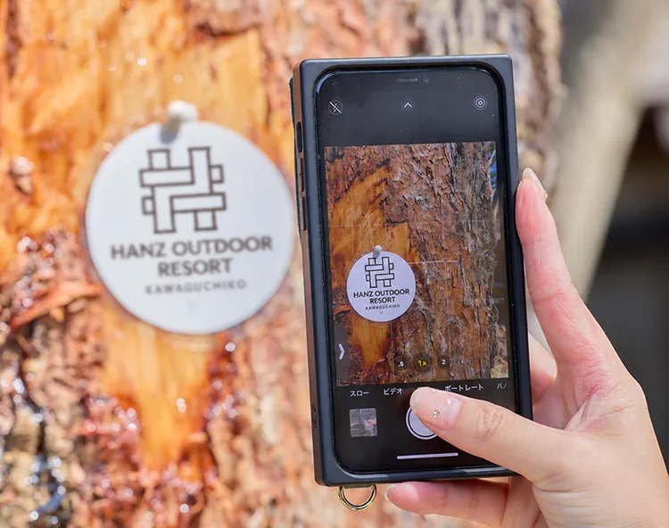 HANZ OUTDOOR RESORTのロゴを撮影しながら施設内を巡るフォトハイク