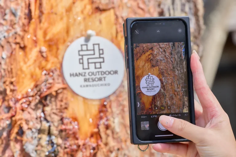 HANZ OUTDOOR RESORTのロゴを撮影しながら施設内を巡るフォトハイク