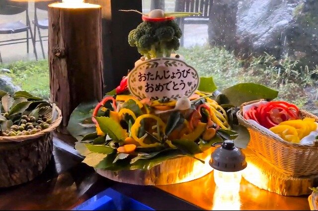 野菜で作ったたろとじろの1歳のお誕生日ケーキ「おたんじょうびおめでとう」