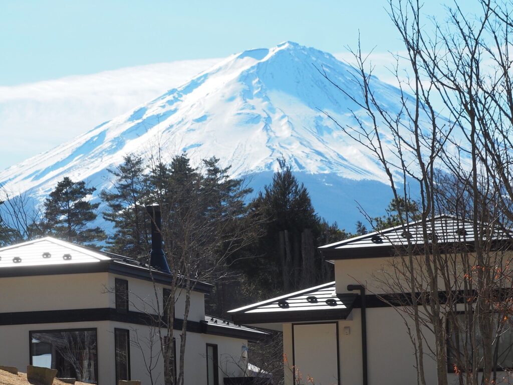 雪化粧の富士山とHANZ OUTDOOR RESORT 河口湖のVILLA